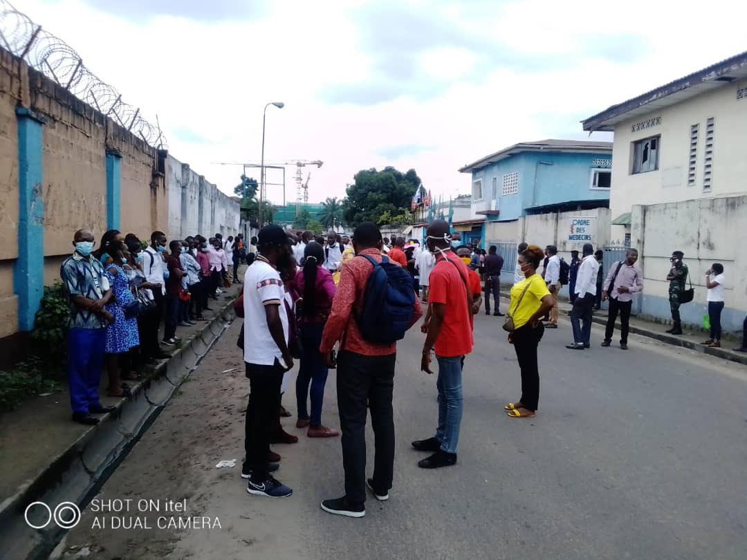FellyMbla3's tweet photo. Nul ne peut exercer l’art de guérir sur toute l’étendue de la république Démocratique du Congo 🇨🇩 s’il n’est pas inscrit au TOM…Pour être inscrit il faut passer à un test ? Si oui ou non pourquoi ? Nos textes légaux disent quoi? Vos avis svp ! https://t.co/i8Am18GGSX