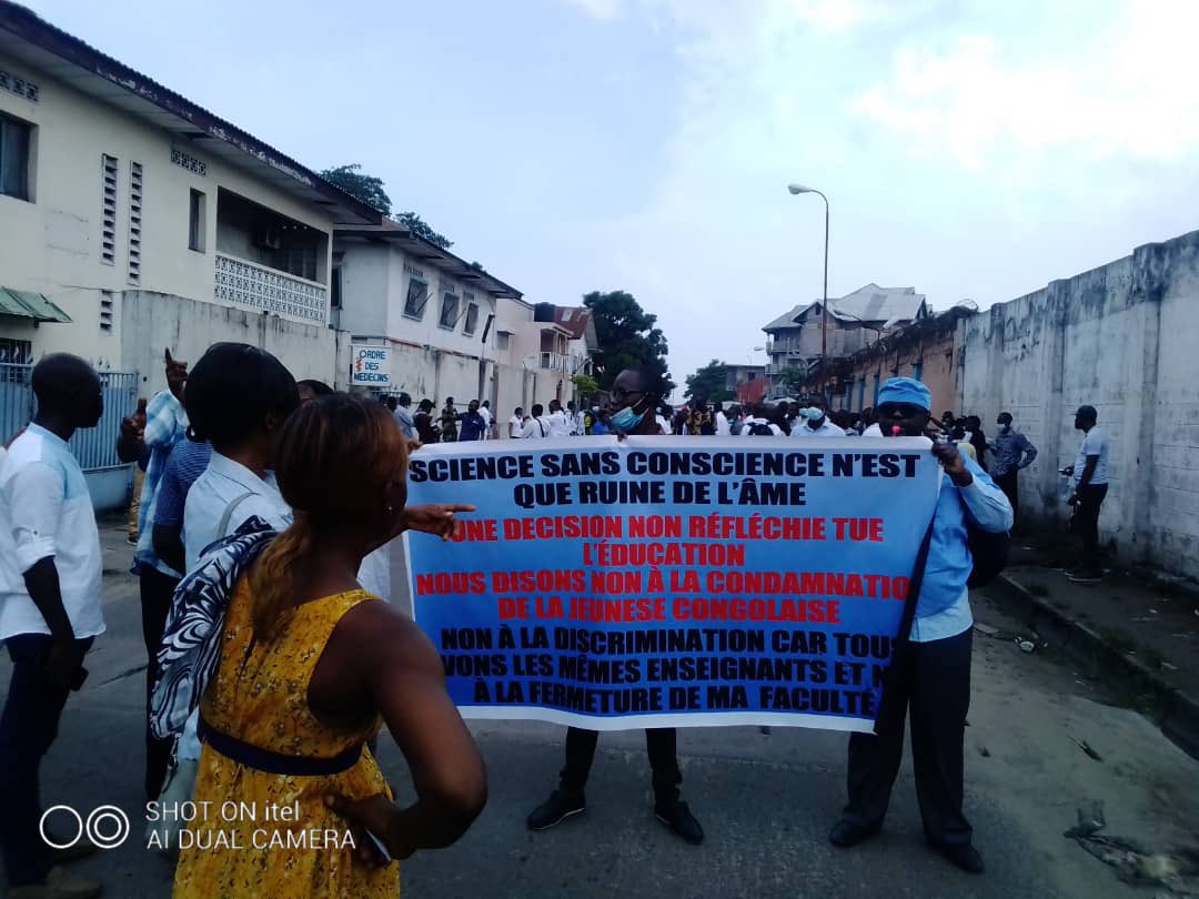 FellyMbla3's tweet photo. Nul ne peut exercer l’art de guérir sur toute l’étendue de la république Démocratique du Congo 🇨🇩 s’il n’est pas inscrit au TOM…Pour être inscrit il faut passer à un test ? Si oui ou non pourquoi ? Nos textes légaux disent quoi? Vos avis svp ! https://t.co/i8Am18GGSX