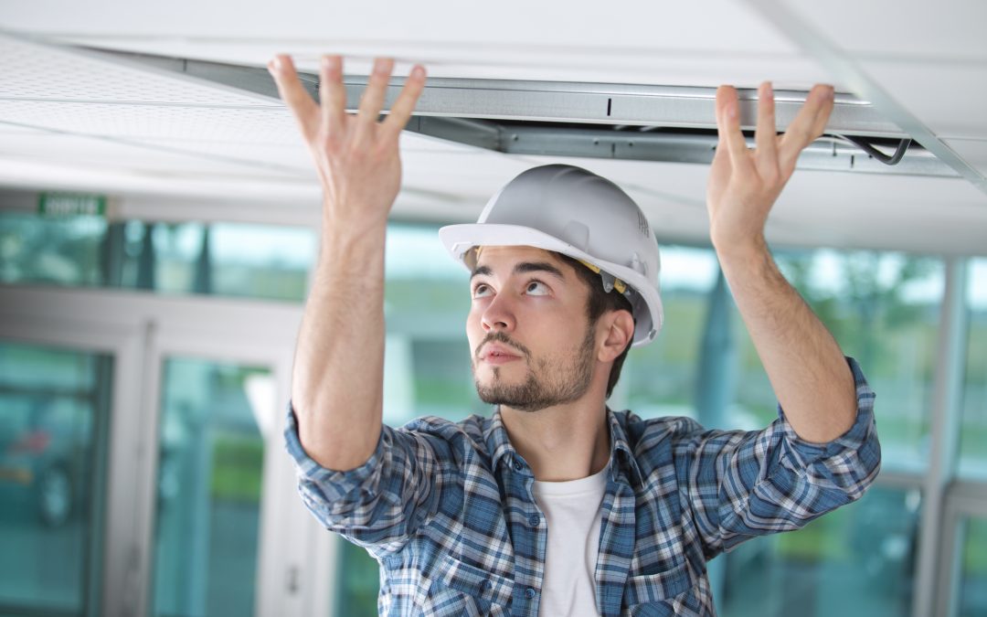 Scheurtjes in een verlaagd plafond met #stucplaten. Technisch adviseur Hermen de Hek voerde een #schadediagnose uit om de oorzaak te achterhalen. Lees hier over zijn bevindingen en hersteladvies!

tbafbouw.nl/2021/12/06/vee…