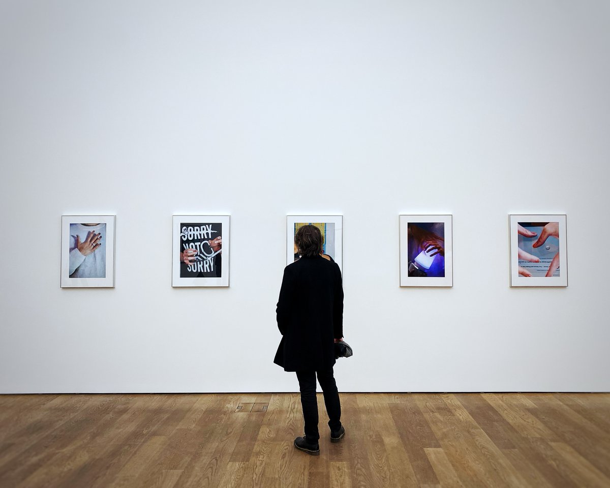 mudamlux's tweet photo. Les #photos de #JosephinePryde attirent l’attention sur des mains et l’objet qu'elles touchent et soulignent l’intimité croissante que nous entretenons avec les technologies.
À voir encore jusqu'au 16.01.2022 dans l'exposition #PostCapital. https://t.co/F7jYo6rX2Q