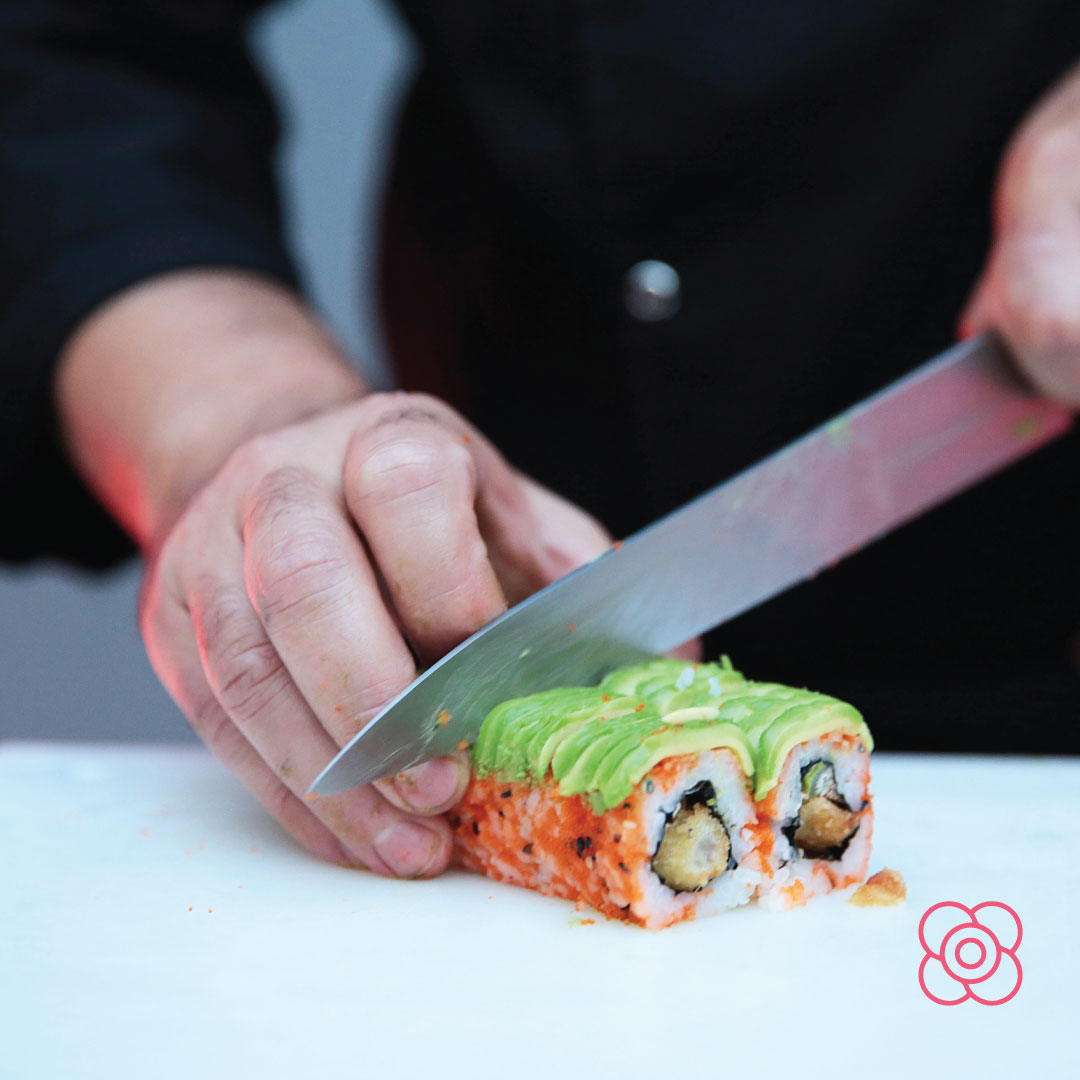 Nuestro equipo de cocina pone cuerpo y alma en cada pieza de #sushi para que saborees lo mejor en cada bocado 🔪👨🏼‍🍳. ¿Has visto la carta? Entra en misssushi.es para ver todas las combinaciones y hacer tu pedido ✨🙌🏻.  #misssushi #comidajaponesa #takeaway #felizlunes