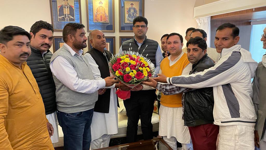 YasheshYadav's tweet photo. लगातार देख के बढ़ता कुनबा म्हारा ।
चढ़ रहा विपक्ष को जाड़ा है घना सारा ।।

नारनौंद नगरपालिका के चेयरमैन, वाइस चेयरमैन, पार्षद, सैन समाज प्रधान, ब्राम्हण समाज प्रधान, ब्यास समाज प्रधान, पंजाबी समाज प्रधान समेत नारनौंद के दर्जनों गणमान्य जेजेपी में हुए शामिल।

@Dchautala @ITCELLJJP https://t.co/1moza9pcPP