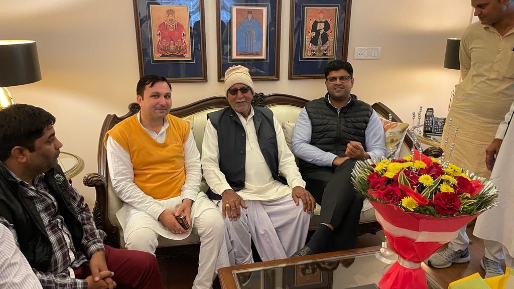 YasheshYadav's tweet photo. लगातार देख के बढ़ता कुनबा म्हारा ।
चढ़ रहा विपक्ष को जाड़ा है घना सारा ।।

नारनौंद नगरपालिका के चेयरमैन, वाइस चेयरमैन, पार्षद, सैन समाज प्रधान, ब्राम्हण समाज प्रधान, ब्यास समाज प्रधान, पंजाबी समाज प्रधान समेत नारनौंद के दर्जनों गणमान्य जेजेपी में हुए शामिल।

@Dchautala @ITCELLJJP https://t.co/1moza9pcPP