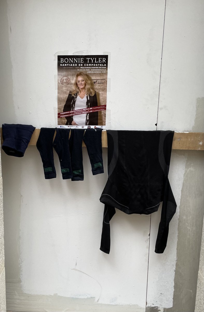 Hommage an Bonnie Tyler. Da fliegen einem regelrecht die Kleider vom Leib.