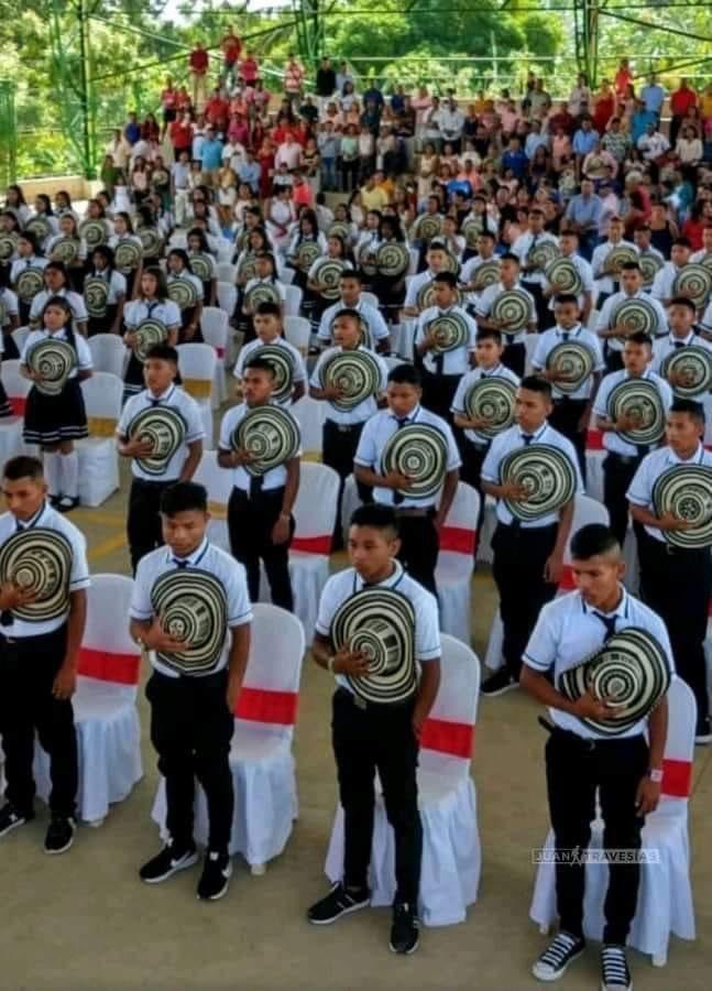 LilyDaniellsM's tweet photo. Nada de Toga y Birrete.... Todos con Sombreros Vueltiao..... Hermosos👏🏻👏🏻👏🏻👏🏻🏆🥇🙏🏻 https://t.co/5AswPj2I2q