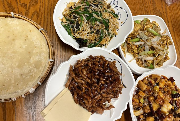 CGMeifangZhang's tweet photo. These are Spring Pancakes, used to wrap these fillings (port, eggs and vegetables, etc).  An interesting way to celebrate the new season! #ChinaStory #cuisine #life https://t.co/pAfluaUBvw