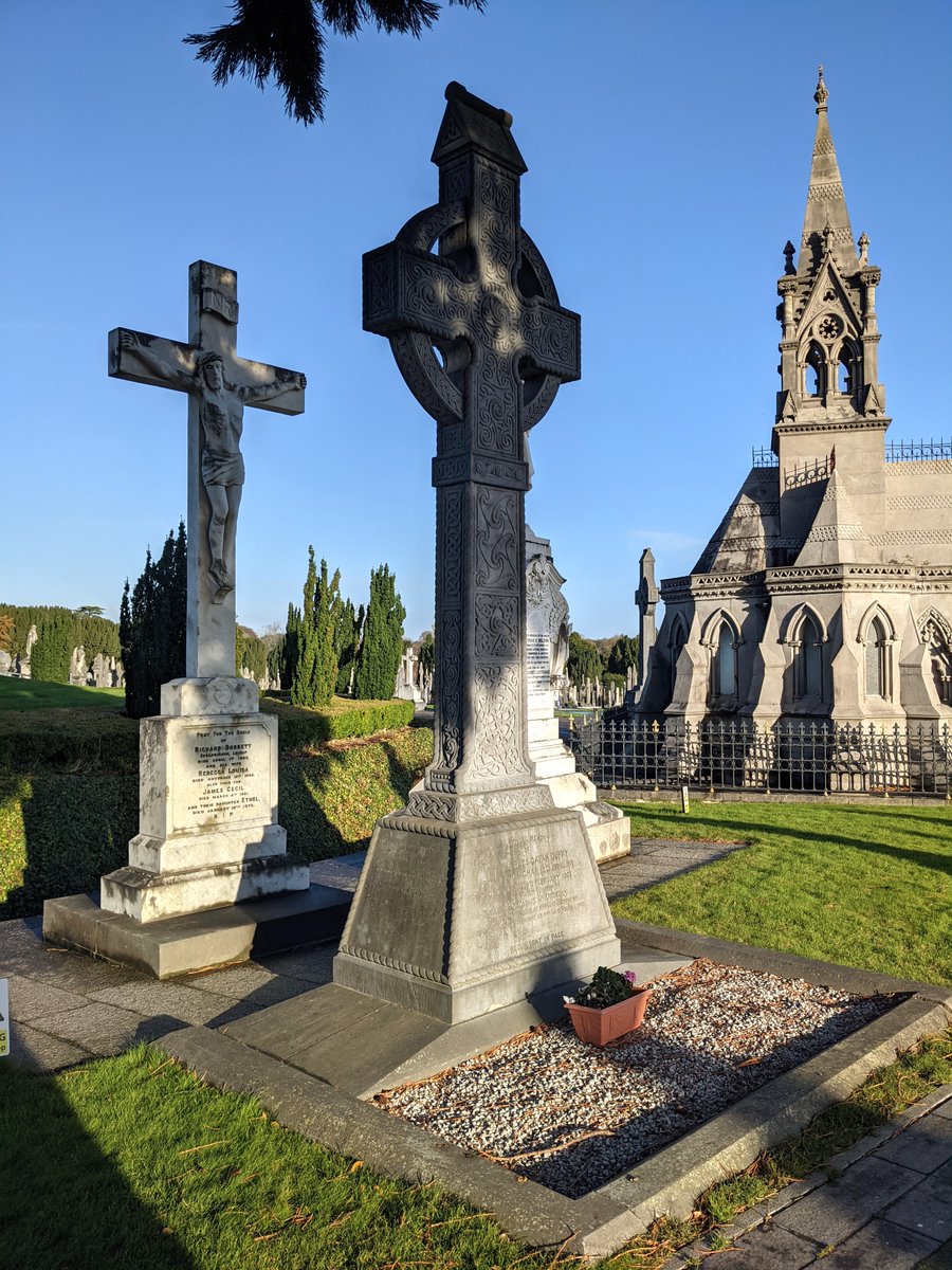 conordodd1's tweet photo. The graves of George Gavan Duffy, Arthur Griffith, Eamonn Duggan and Michael Collins in Glasnevin this morning on the centenary of the signing of the Anglo-Irish Treaty. #treaty21 https://t.co/RYWwhlxLac