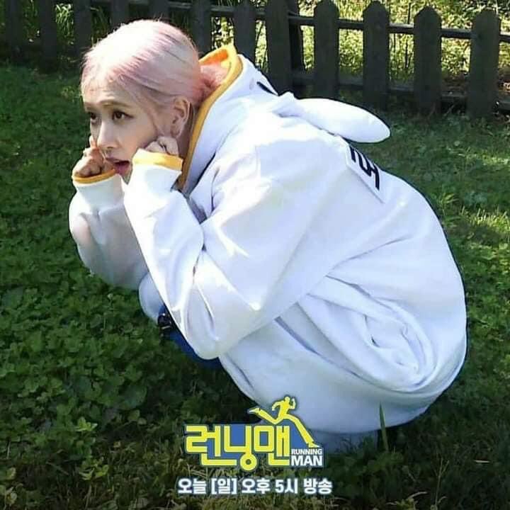 one_mo_time97's tweet photo. Mình đang chịu phạt vì đã làm các cậu mệt nhọc ... nhưng hãy đến #MAMAVOTE  #rose nhé https://t.co/1kOVVyhiQA