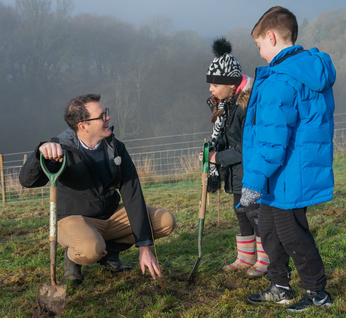WGClimateChange's tweet photo. From next year you'll be able to choose a tree of your own to plant or ask @CoedCadw to plant one for you.🌳 Last week @Amanwy joined @TonnauPrimary pupils doing their bit planting trees at Brynau woodland in Neath. Thanks all for the welcome 💚🌳

https://t.co/nDHHg4tqXq https://t.co/kMuOV6u3eN
