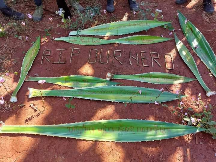 spring_2021's tweet photo. Comrades from KNDF staged a protest against military dictatorship by paying their respects to the heroes who were inhumanly killed by SAC in Yangon on Dec 5.

#Dec6Coup
#TerroristsJunta
#WhatsHappeningInMyanmar https://t.co/ghgI5NQDIi