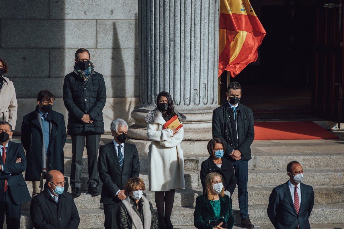 Macarena_Olona's tweet photo. El mejor homenaje que el Gobierno de España y la Presidenta del @Congreso_Es harían a la Constitución sería dimitiendo. Porque han cometido los mayores atropellos contra ella. Acaba el acto y no suena el Himno Nacional de España. Sí en mi corazón. https://t.co/aZdZ17KPHr