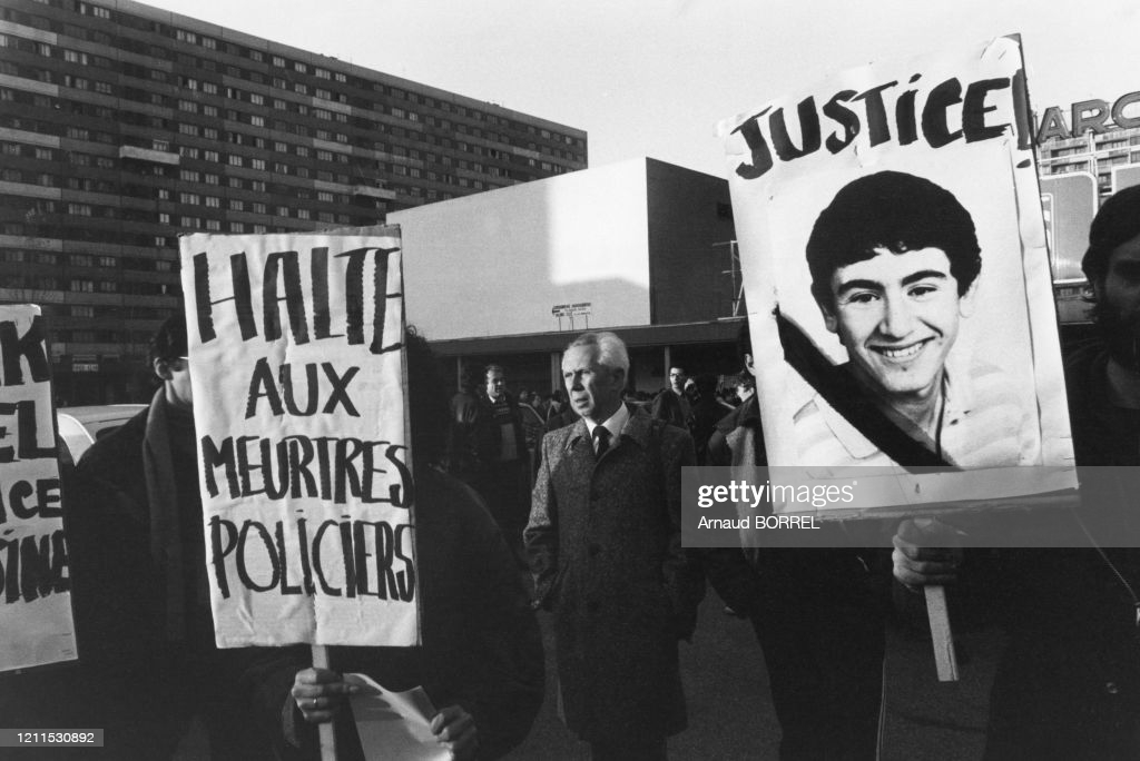 Pas d'hommage pour Malik Oussekine sans hommage pour Abdel Benyahia, mort lui aussi le 6 décembre 1986, tué par un policier en civil aux Quatre chemins à  Pantin. Il avait 19 ans. 
Le 10 décembre, les manifestants scandaient en choeur : "Abdel, Malik, plus jamais ça!"