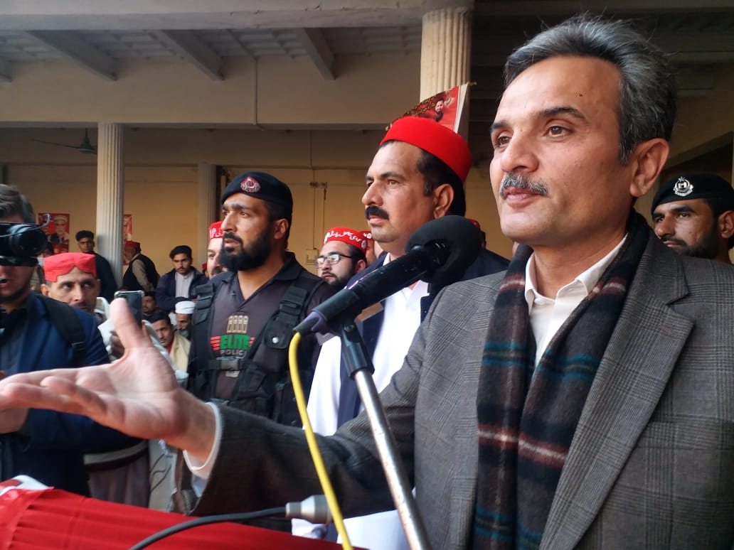 ANPMarkaz's tweet photo. بلدیاتی انتخابات۔مرکزی سینئر نائب صدر امیرحیدرخان ہوتی اور صوبائی جنرل سیکرٹری سردارحسین بابک صوابی سلیم خان میں انتخابی جلسہ عام سے خطاب کررہے ہیں۔ضلعی صدر حاجی امان اللہ خان، نامزد امیدوار برائے تحصیل صوابی اکمل خان اور دیگر رہنما بھی موجود تھے۔
#Vote4ANP | #Vote4Laltain https://t.co/phzKSml1QV