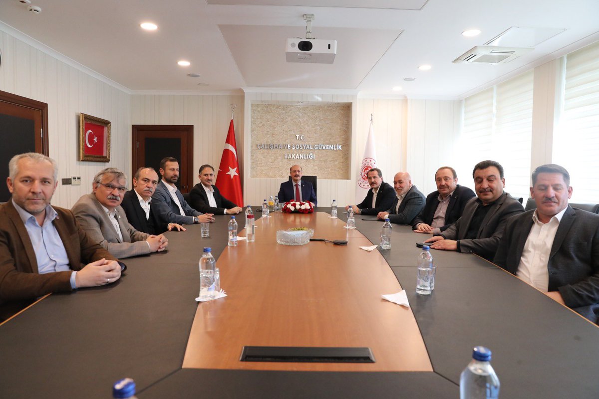 ssbsemihdurmus's tweet photo. Sağlık çalışanlarının tepkisine neden olan ayrımcı zam düzenlemesi konusunda Çalışma ve Sosyal Güvenlik Bakanı Sn. @VedatBilgn ile görüşerek, hassasiyetlerimizi paylaştık. Saha gerçekliğine vurgu yaparak, kapsamlı ve adil ücret yönündeki beklentimizi dile getirdik... https://t.co/M0YWt3WWBX
