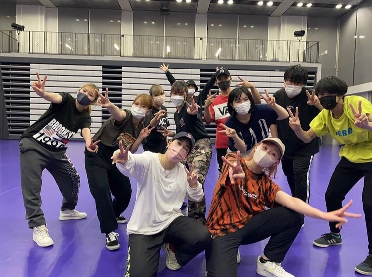 EXD78145656's tweet photo. お久しぶりです

桐蔭横浜大学EXDダンスサークルです！
今年も終わりが近づ���ていますが、
まだまだ、元気にやっております！

来年から桐蔭横浜大学に来る高校生の皆さん！一緒にダンスLIFE楽しみませんか？
何かあればインスタのDMにてご連絡ください！https://t.co/Nk7WKNKV0H
#春から桐蔭横浜大学 https://t.co/AHCB2l584I