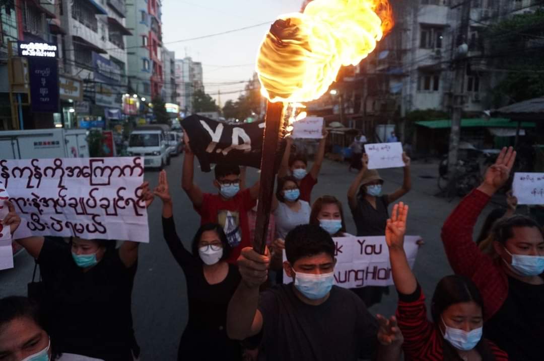 minn_robert's tweet photo. Today's December 6 
Yangon protest.

Brave protesters shown that the Dictators won't be able to rule with Fear on public anymore.
"We shall not be govern"

#WhatsHappeningInMyanmar 
#Dec6Coup https://t.co/gGjXYSLjh2