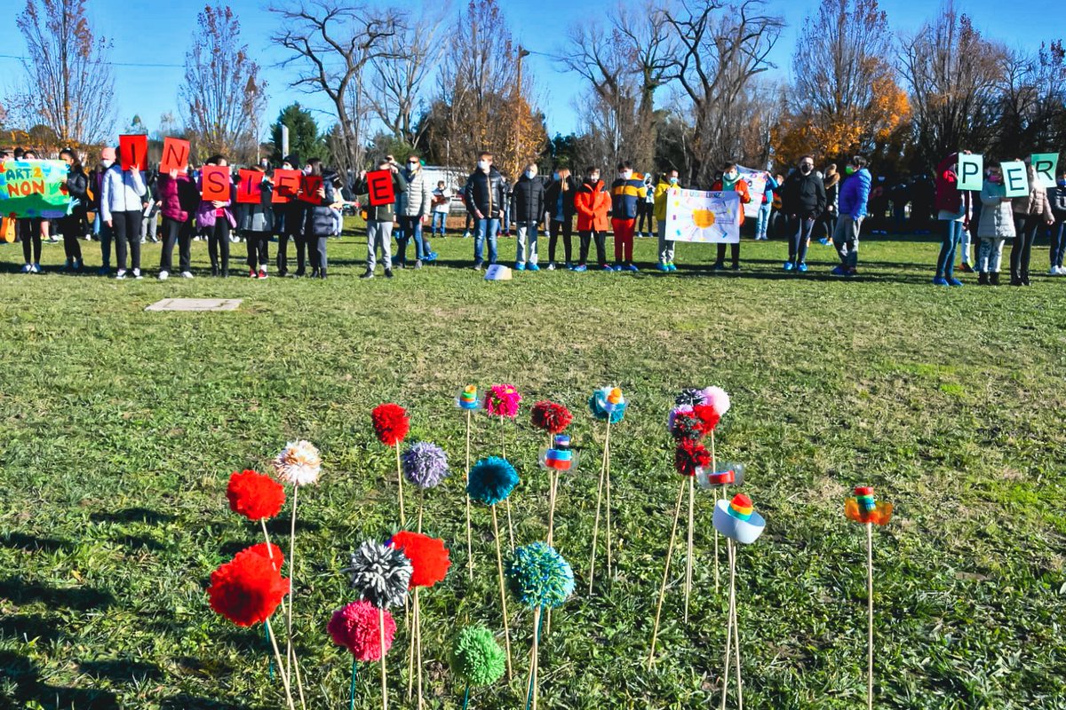 SimonVenturini's tweet photo. #MESTRE • Bravissimi ragazzi!

Stamattina flash mob degli studenti della scuola media #Manuzio di viale #SanMarco all'insegna dello slogan "Inclusivamente, insieme per i diritti umani".

I ragazzi, ognuno con una lettera gigante, hanno formato la frase mettendosi in fila. https://t.co/x6yXHIC3gS