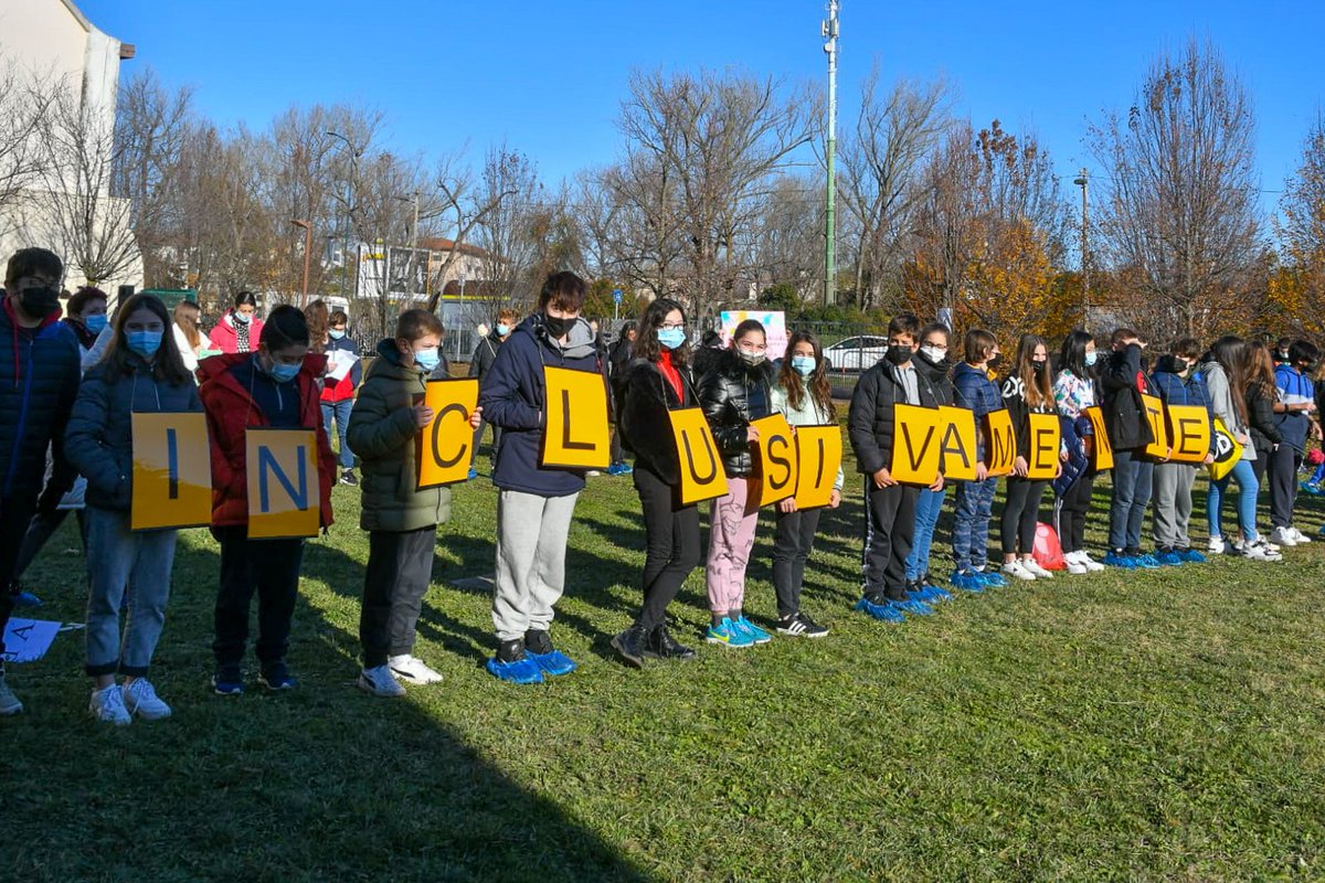 SimonVenturini's tweet photo. #MESTRE • Bravissimi ragazzi!

Stamattina flash mob degli studenti della scuola media #Manuzio di viale #SanMarco all'insegna dello slogan "Inclusivamente, insieme per i diritti umani".

I ragazzi, ognuno con una lettera gigante, hanno formato la frase mettendosi in fila. https://t.co/x6yXHIC3gS