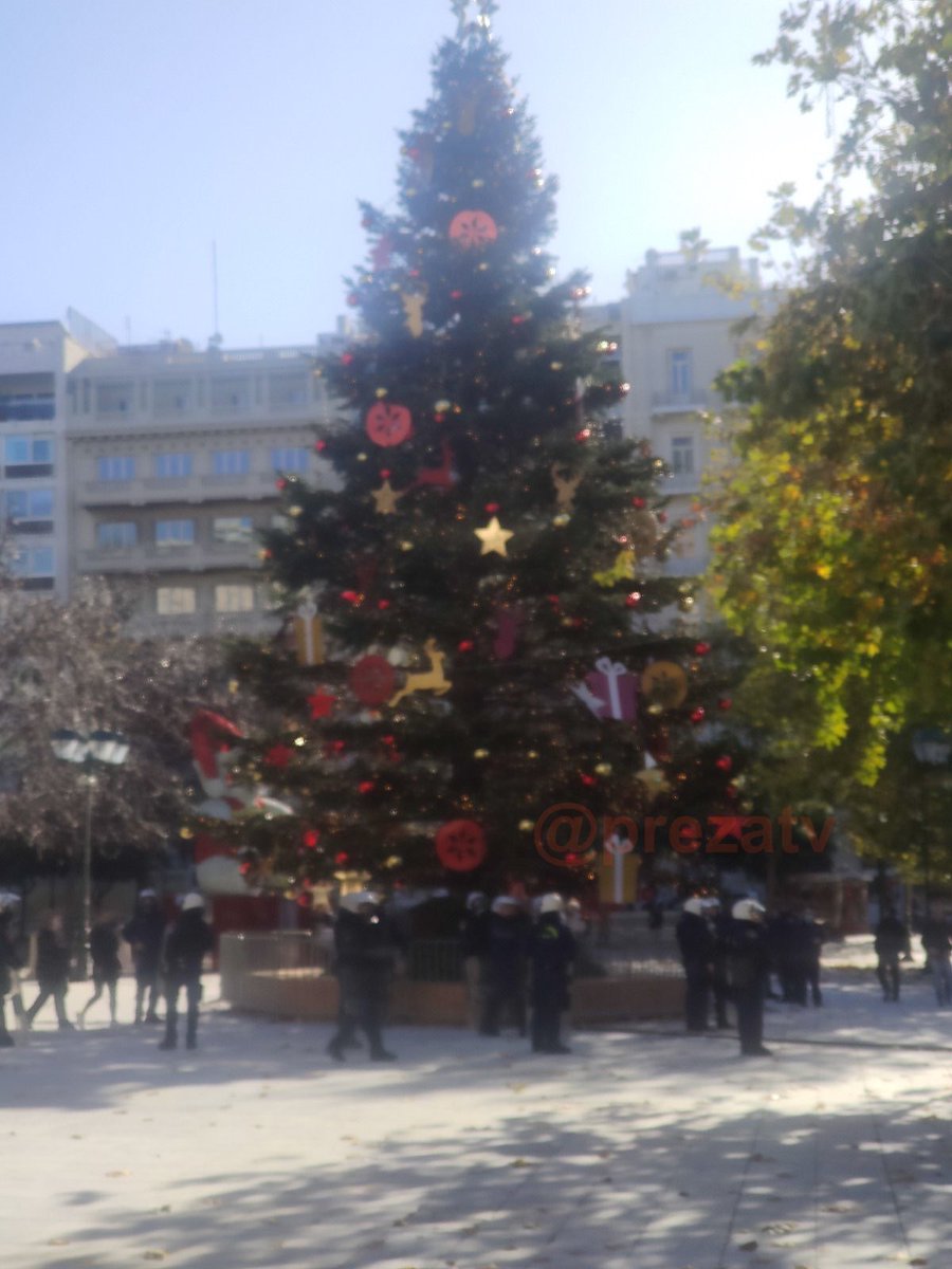 prezatv's tweet photo. ΜΑΤ προστατεύουν το Χριστουγεννιάτικο δέντρο του Μπακογιάννη στο Συνταγμα…Ο σουρεαλισμός σε αλλα επίπεδα! #Γρηγοροπουλος #6Dgr https://t.co/aKlkfUNrnn