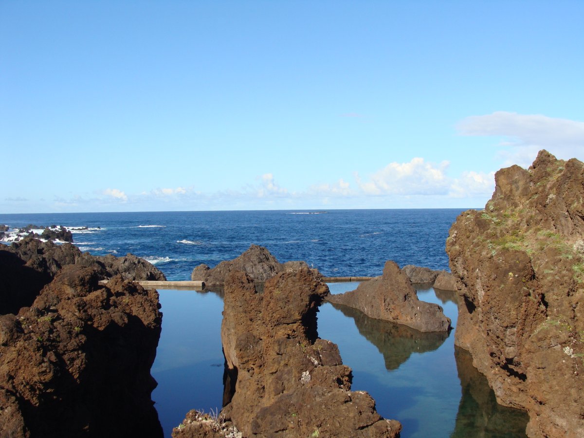 PaulaFr38173328's tweet photo. #PortoMoniz 🌊😎☀️ #LavaPools🏊🏻♀️ https://t.co/ZLH4RqfLwv