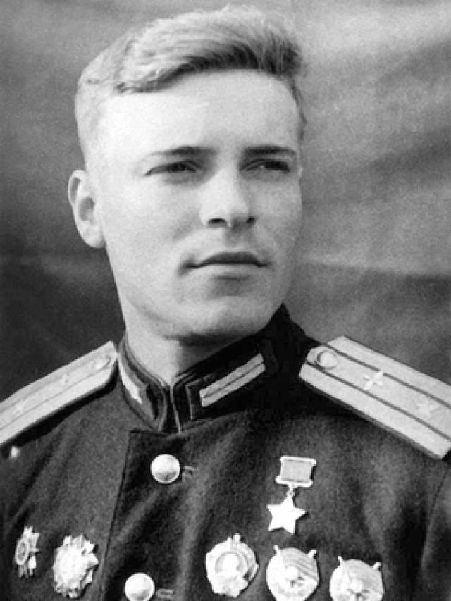 GDK_NMOSK's tweet photo. День рож��ения Героя Советского Союза Трегубова Н.М. 

Родился в городе Узловая Тульской области. Окончил Сталиногорский аэроклуб. 

#ПодвигСталиногорска https://t.co/OlAU9q6ajV