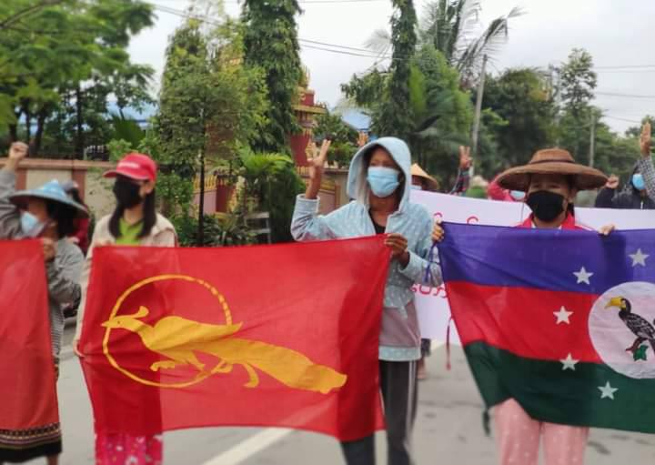 TempestK4's tweet photo. Residents of Kalay, Sagaing Division, led their 302nd anti-coup protest march on Nat Chaung Road (Bayintnaung Road) to condemn the military. #Dec6Coup #TerroristsJunta #WhatsHappeningInMyanmar https://t.co/G2D3idmEcP