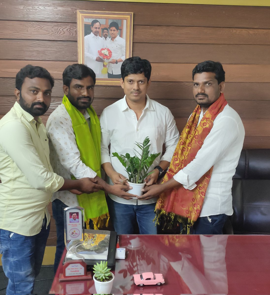 JAGANBRS's tweet photo. మునుగోడు నియోజకవర్గం తెరాస SM వారియర్స్ @mmr8666 , @NareshSiliver20 ఈరోజు నా కార్యాలయంలో కలవడం జరిగింది. 
సామాజిక మాధ్యమాలలో ప్రభుత్వ సంక్షేమ, అభివృద్ధి కార్యక్రమాల ప్రచారం గురించి విలువైన సూచనలు వారి ద్వారా స్వీకరించడం జరిగింది. 
@KTRTRS https://t.co/vik0w2bQsh