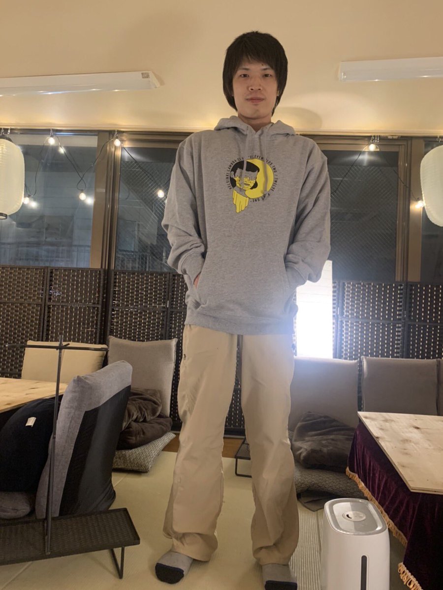wsyusuke1's tweet photo. 今日はヘルシンキ×tetoツーマン観てきました。久し振りにライブハウス行ったし、加入前ぶりにteto観る側で観れたし、ヘルシンキは相変わらずいいバンドだったし、楽しい１日でした。
ヘルシンキパーカーデザインもいいし暖かいし最高です。 https://t.co/wlzuvr5k23