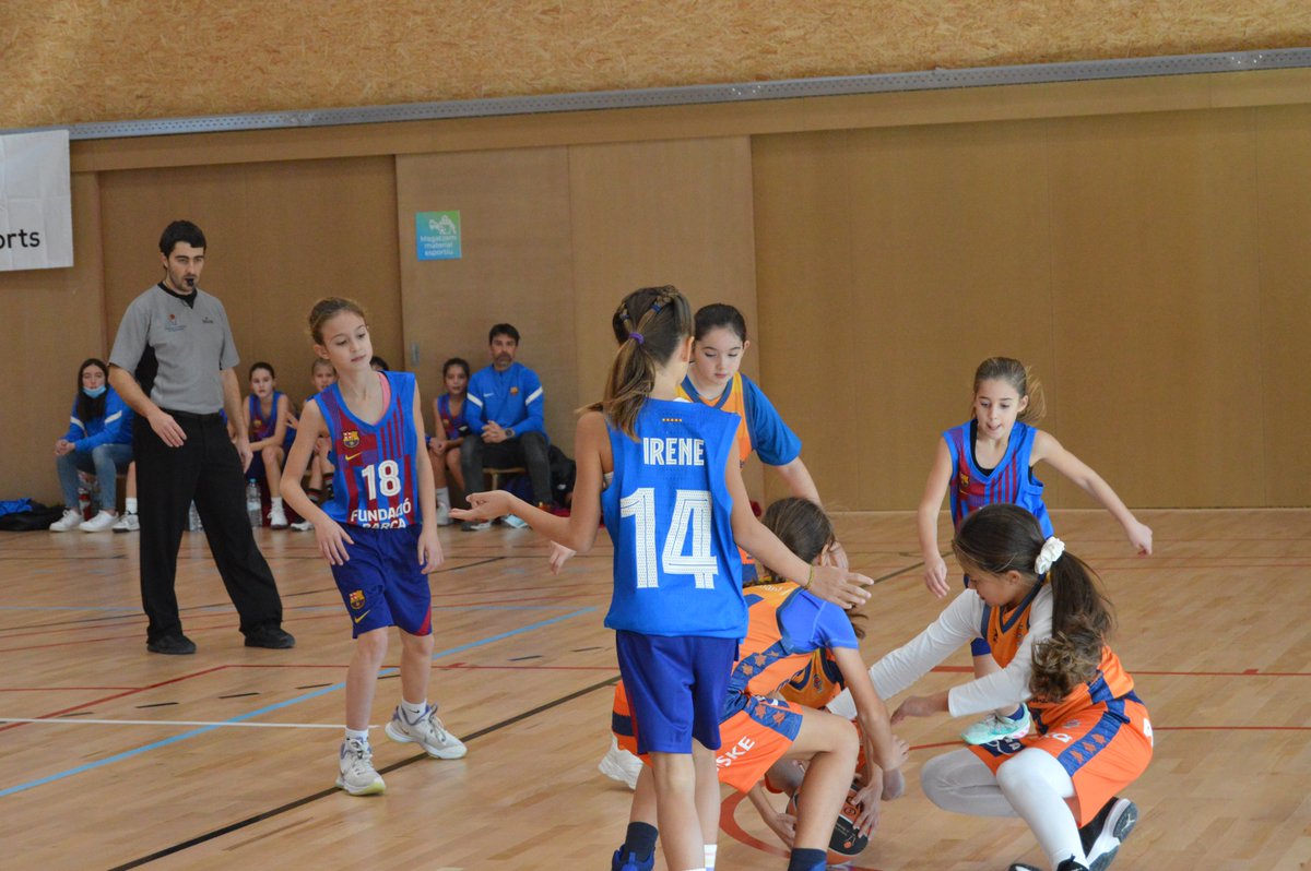 CopaMaresme3V's tweet photo. ☀️Bona tarda des de #Llavaneres 
➡️En joc la gran final de la #CopaMaresme21 categoria #Premini 🏆

1⃣@FCBbasket_fem  ⚔️y @valenciabasket #PreminiFem 
2⃣ @CBMollet ⚔️ @uemataro #PreminiMasc
#CopaMaresme3Viles #ImproveSports https://t.co/aq4gC2agVC