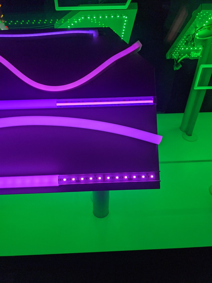 Urakatayacom's tweet photo. ネオンチューブみたいな細いLEDもすげー交わり綺麗RGBっすよ。
粒々ないから!
やばたん!
#LDITradeshow https://t.co/vFSzengcrw