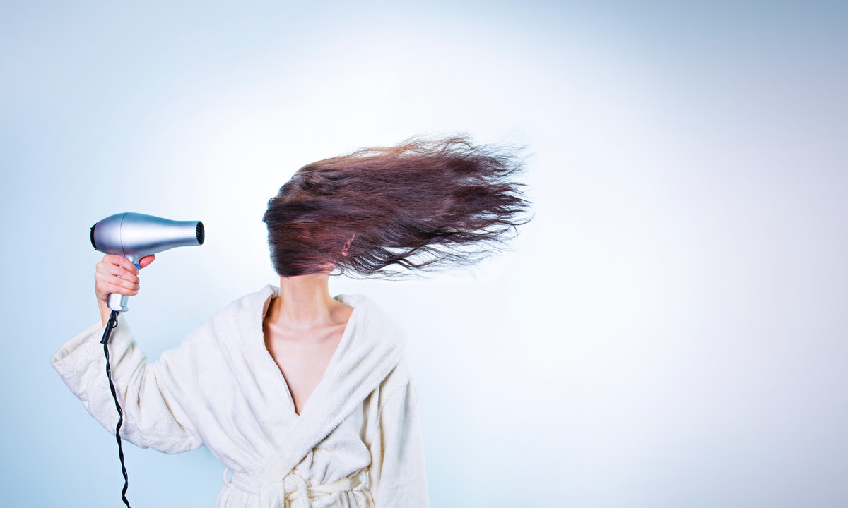 Curiositemujer's tweet photo. Uno de los tratamientos para el cabello más populares es el de keratina alisado brasileño. Este tipo de tratamiento lo buscan mujeres con el cabello rizo, pero también las que lo tienen con mucho volumen y sufren de encrespamiento.  #alisado

https://t.co/ytQPHljRTP https://t.co/vVNvnxh6Js