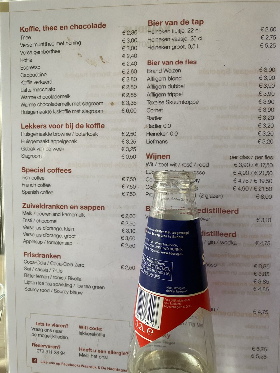 Er gaan 5 flesjes water in een liter, prijs per liter dus € 12,50
Een liter Heinekenbier (zie links boven) kost € 10,50 (2x € 5,25) Proost!