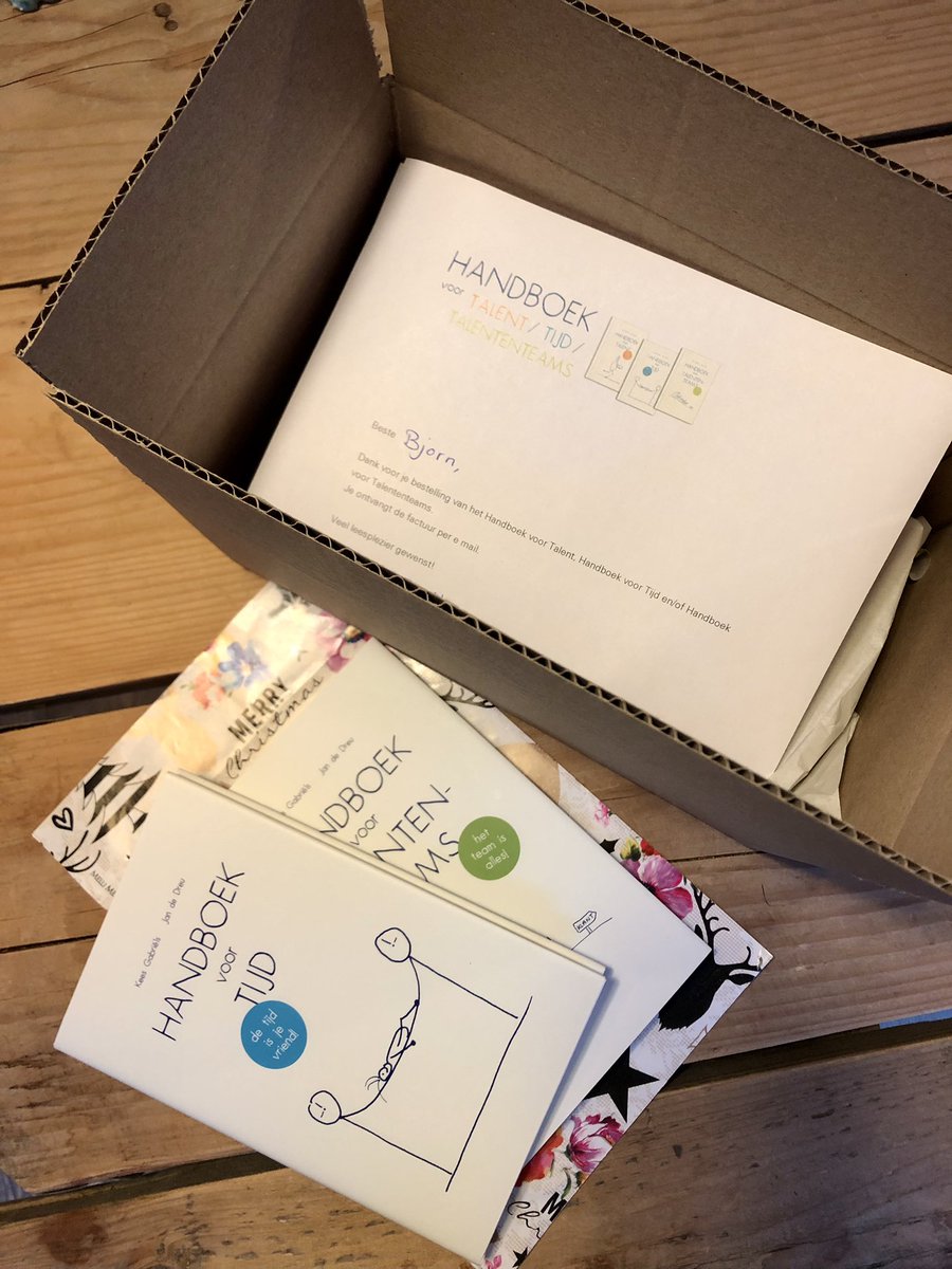 Cadeautjestijd! Fijn om een Handboek als cadeau te versturen aan je medewerkers of klanten. Bestel ze nu bij ons, binnen 3 dagen in huis. Ook in grotere aantallen 🎁 #oppepper #cadeauboek #inspiratie #talent #leiderschap #timemanagement handboekvoortalent.nl