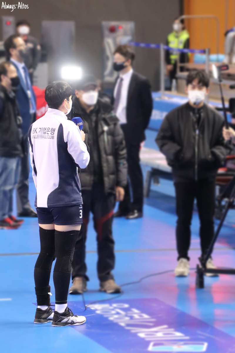 ibk_supp0rt's tweet photo. 경기 전 인터뷰 하는
아기 쿼카 연경선수...
우리 팀 주장 든든하다 든든해💪
항상 고마운...💙
#AlwaysAltos https://t.co/94iNxk3Eae