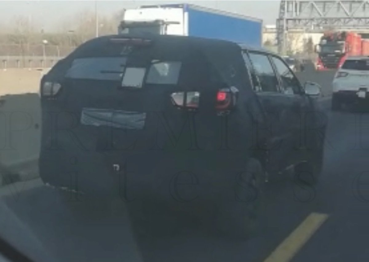 PremVitesse's tweet photo. Avvistata questa mattina a Milano, una piccola carovana di auto camuffate, probabilmente #muletti del gruppo #stellantis.
Le vetture, con le forme ben nascoste, viaggiavano in colonna e seguivano una #Jeep compass con carrozzeria ben visibile. #muletto #prototipi #jeepcompass https://t.co/Q9snianwH6