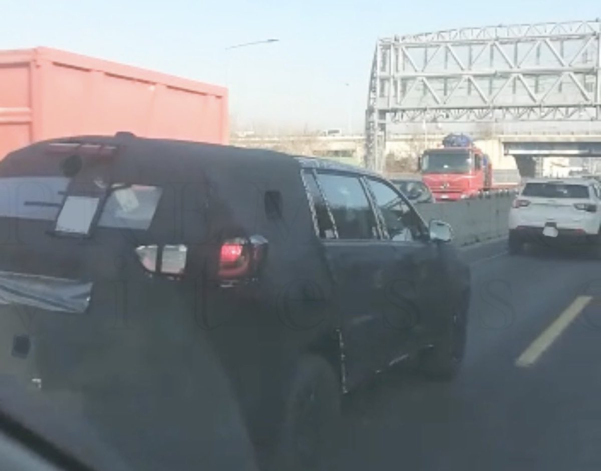 PremVitesse's tweet photo. Avvistata questa mattina a Milano, una piccola carovana di auto camuffate, probabilmente #muletti del gruppo #stellantis.
Le vetture, con le forme ben nascoste, viaggiavano in colonna e seguivano una #Jeep compass con carrozzeria ben visibile. #muletto #prototipi #jeepcompass https://t.co/Q9snianwH6