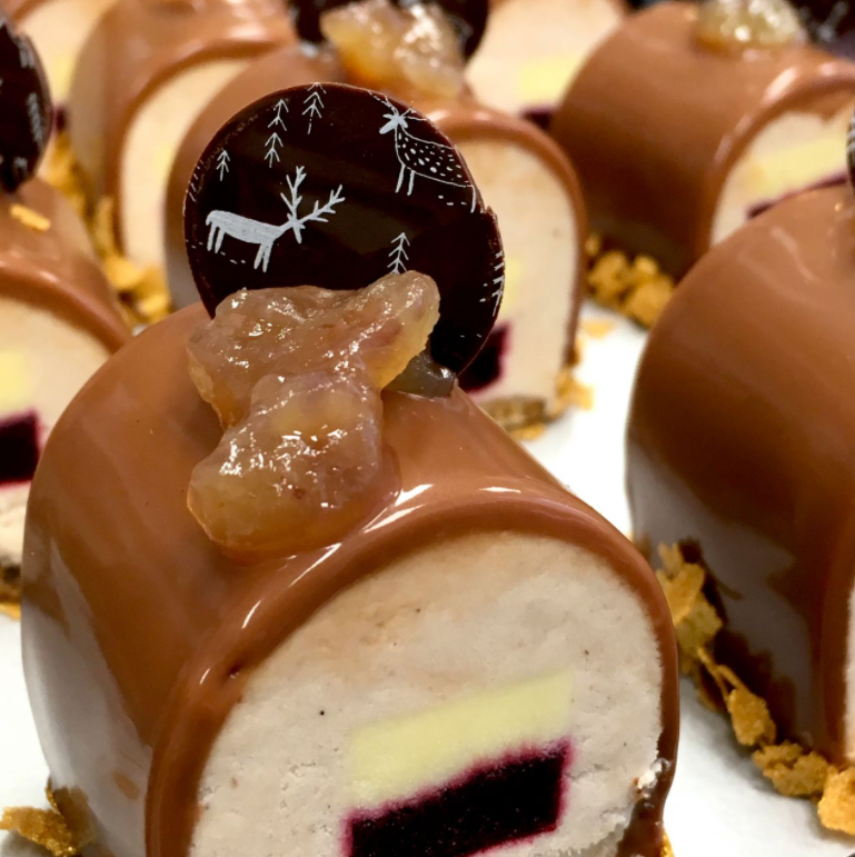 CacaoBarry_ENG's tweet photo. Try this beautiful Buche de Noel recipe by Heather Kanuik to delight your guests this Christmas. 
https://t.co/Wb2vBMdvql
#cacaobarry #xmasrecipe #buchedenoel #unbox creativity https://t.co/yYt5oKu9Iq