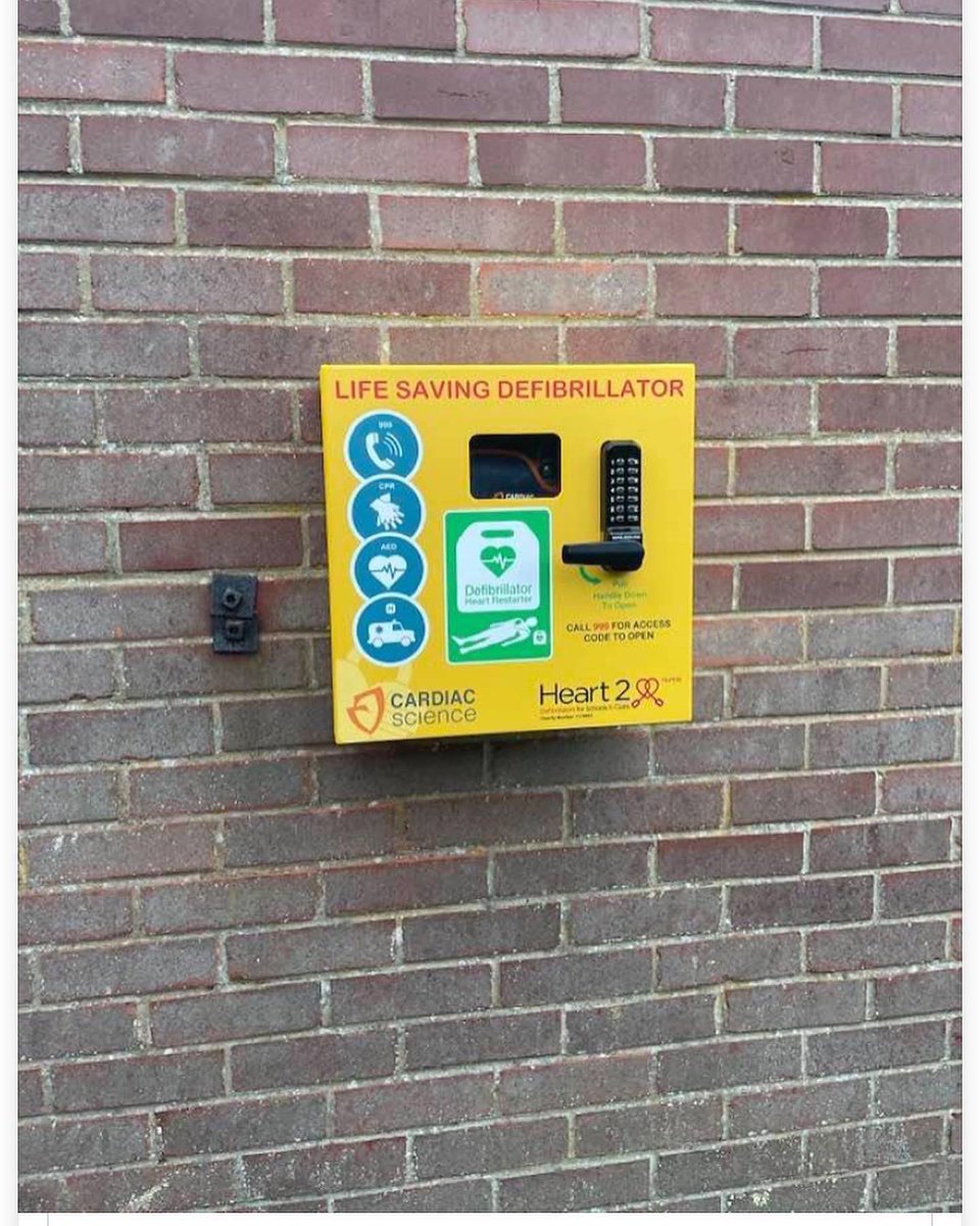 Jayne1412's tweet photo. Thank you Glenda Tooke for providing this for the local community, situated on your garage. This is on Low Road, Rollesby, NR29 5HE #heart2heartnorfolk #defibrillator #cpr #Norfolk #kindgesture #localcommunity #rollesby #garage #home https://t.co/qYMeKIDnFP