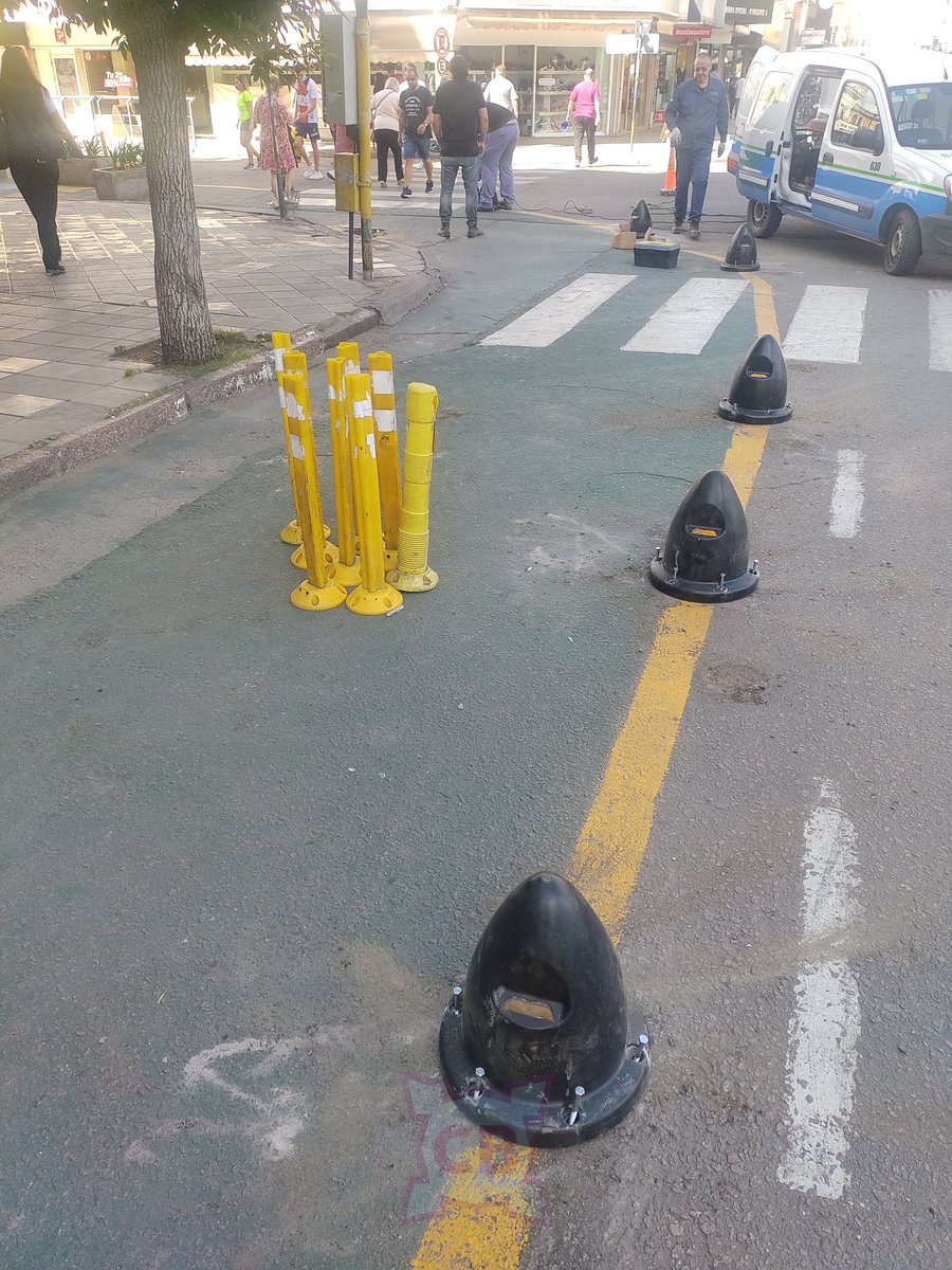 CiudadanoBahia's tweet photo. Chiclana y Alsina. Reemplazando los palitos amarillos por otro tipo de cono. https://t.co/9B08I6P9HE