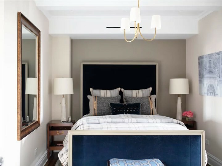 libbylangdon's tweet image. In a small bedroom I love using a high headboard, it draws your eye upward and makes the ceiling seem higher and the room feel bigger! This was a small guestroom from a project on Central Park South and I wanted to keep it classic and clean. The rich blu… instagr.am/tv/CXI_qKdFjQH/
