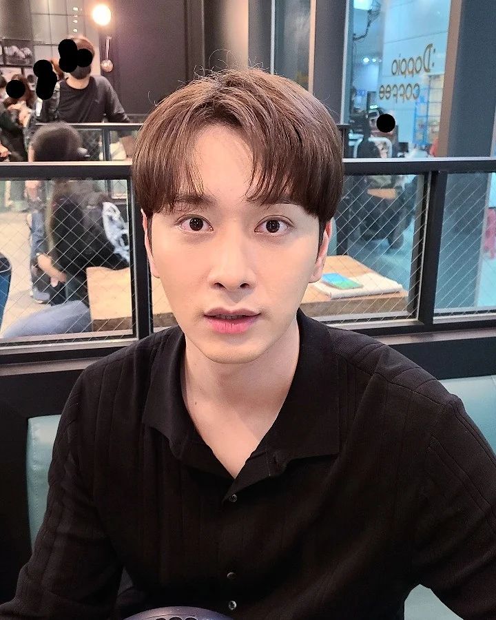 2pmalways's tweet photo. [TRANS]
#ShowWindow #ShowWindow_TheQueens_House #HanJongwon #Jongwonie #Jong~won~ah~ #Huh? #OhHi..
https://t.co/XIJ7HHOlrr https://t.co/O7ulzZMTUA