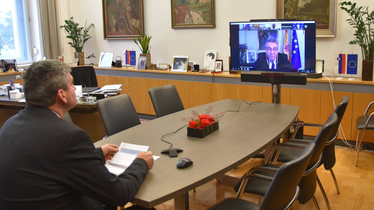 MZEZ_RS's tweet photo. Visoki predstavniki so na zasedanju Razvojnega centra @OECD poudarili pomen premostitve vrzeli pri dostopu do cepiv za #COVID19. Potrdili so tudi sklepno izjavo, s poudarkom na učinkovitem multilateralizmu in močnih nacionalnih institucijah.
#razvojnosodelovanje #OECDdev https://t.co/TIPCBEzq3a