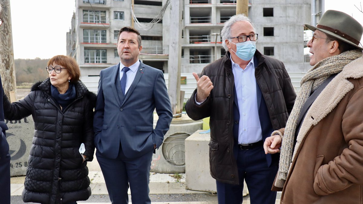 KARLOLIVE's tweet photo. Tour de ville avec @pierre_bedier et Suzanne Jaunet :
✅Nouveau quartier de la Petite Arche à Achères
✅L’écoquartier #RougetDeLisle
✅La renaissance de la #MaisonDeFer
✅Le #PSGTrainingCenter à #Poissy
Le Département @Les_Yvelines aux côtés des communes et de leurs projets 🤝 https://t.co/szid24OznZ