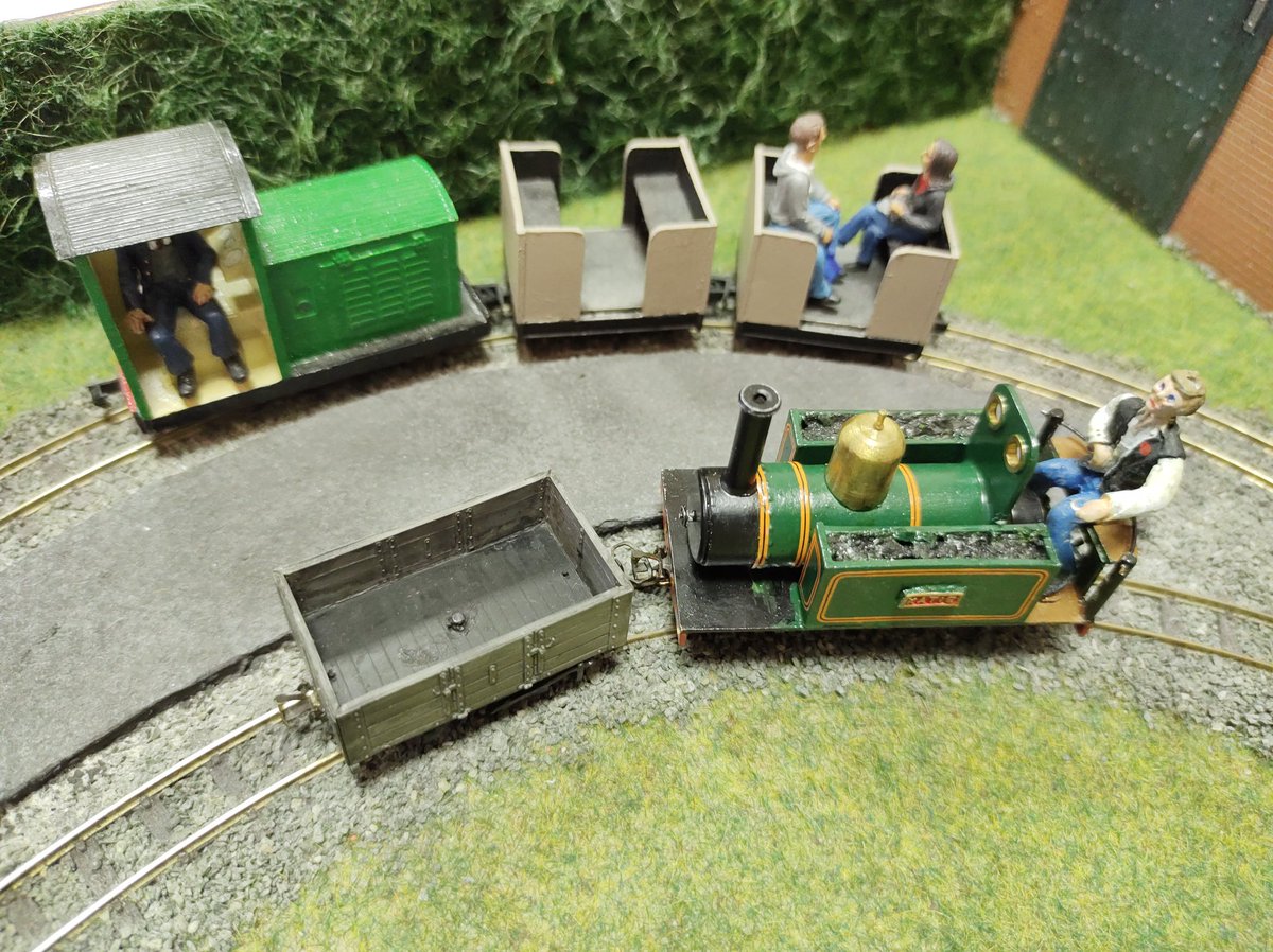 CinderPathModel's tweet image. At the local 009 Society branch meeting, Townshend Gardens got its first visiting loco this year: 'Katie', expertly modelled by Ray and painted by Alan Catlow.  Thanks for the guest appearance!