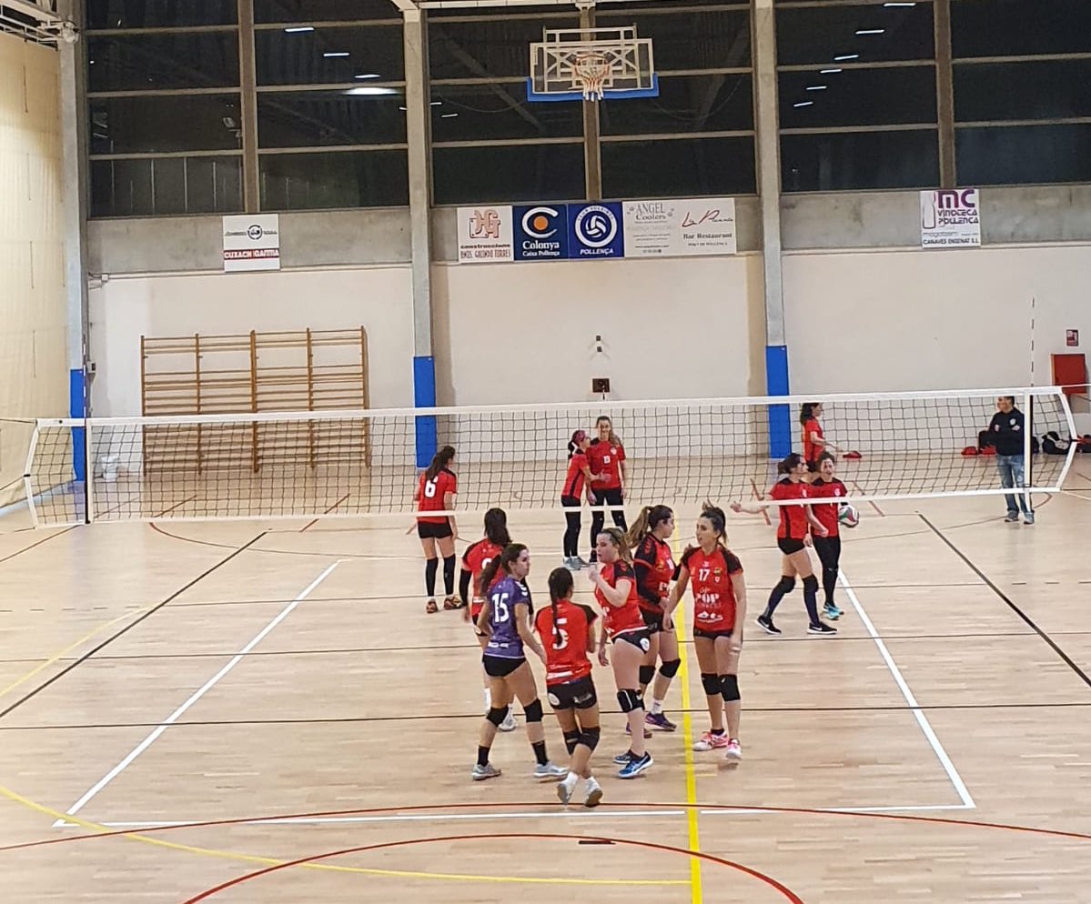 Vicsansb's tweet photo. Aquest cap de setmana perfí ja hem jugat amb els equipatges nous!🏐5️⃣ Partit difícil contra el Pollença! #amuntCVM ❤️💪🏼
@EFsaludable_UIB #22121_uib https://t.co/iFKVVw65QF