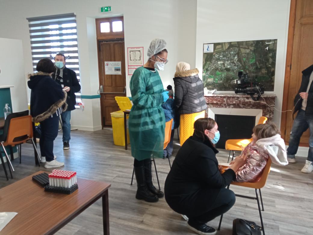 AcReims's tweet photo. La DSDEN de l'Aube en collaboration avec les laboratoires troyens et les mairies mettent à disposition des élèves 3 centres de dépistage #COVID19.
Élèves et familles peuvent se faire tester sans rendez-vous pour un retour en classe sous 24h. https://t.co/IMIoUfhPPj