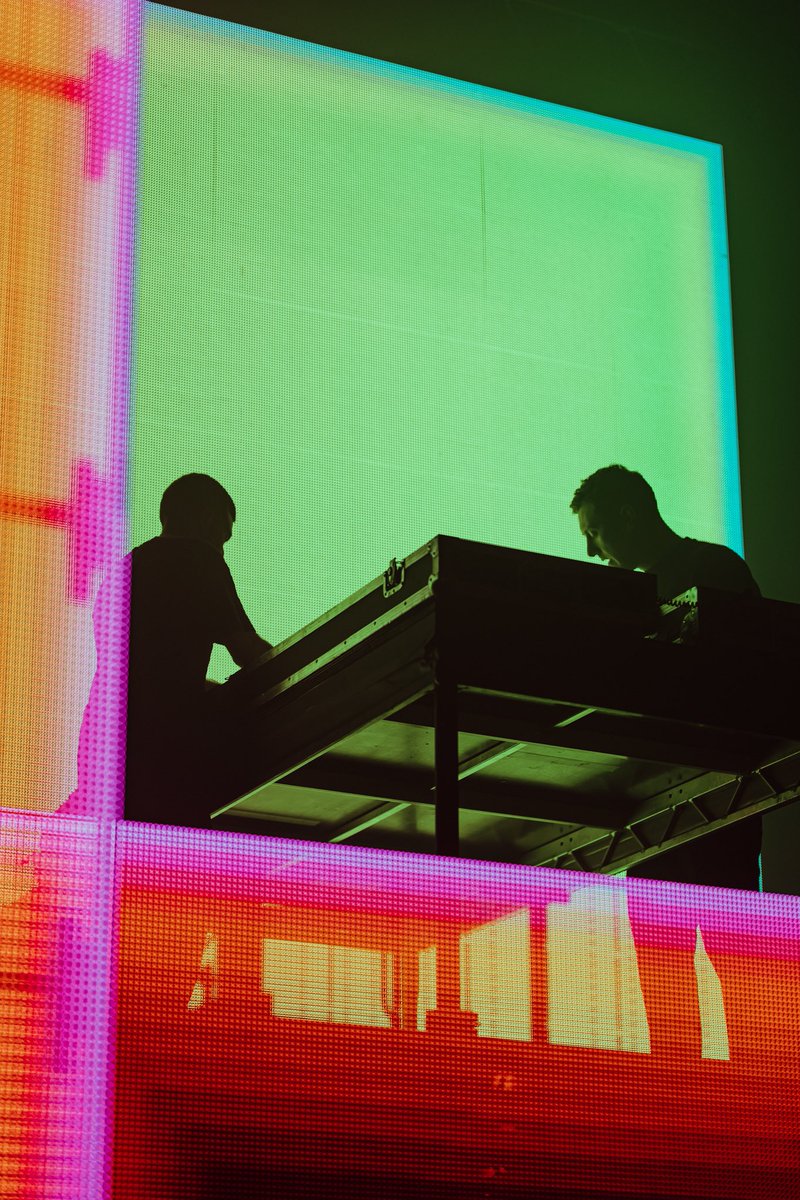 hirobjones's tweet photo. Very fun weekend shooting the two @feelmybicep events at @WHP_Mcr.

Also met this national treasure backstage 🚂  thanks for the photoshoot #francisbourgeois !! https://t.co/EkYTmJ9PLM