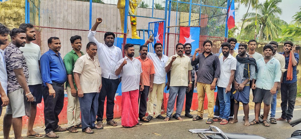 SarithiranP's tweet photo. திசம்பர்-6 எம்மை எல்லாம் தலைநிமிர செய்த புரட்சியாளர் அம்பேத்கர் அவர்களின் நினைவு நாளையொட்டி விடுதலைச்சிறுத்தைகள்கட்சி சார்பில் சிதம்பரத்தில் உள்ள ஐயாவின் திருஉருவ சிலைக்கு மாவட்டசெய்திதொடர்பாளர் பெரு.திருவரசு அவர்கள் தலைமையில் வீரவணக்கம் செலுத்த��்பட்டது
@thirumaofficial #JaiBhim https://t.co/rZw97nLTqL