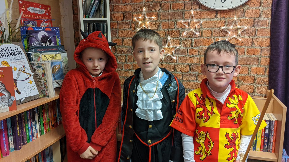 rofftschool's tweet photo. The Welsh Dragon, Barti Ddu and Owain Glyndwr #Year4AreLegends https://t.co/vcPnnam1cT