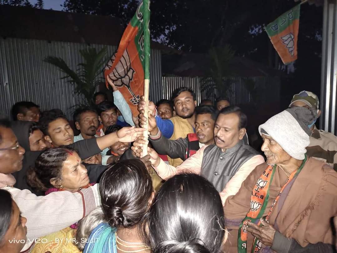 DipakDaCob's tweet photo. আরো বড় হচ্ছে বিজেপি পরিবার!...

আজ কোচবিহার উত্তর বিধানসভা কেন্দ্রের বড়রাংরস অঞ্চলের ৩১ নং বুথের ২০ টি পরিবার তৃণমূলের স্বজনপোষণ ও মিথ্যা প্রতিশ্রুতিতে বিতশ্রদ্ধ হয়ে MLA @SukumarRoyBjp মহাশয়ের উপস্থিতিতে #TMC ছেড়ে #BJP তে যোগদান করেছে। 
#AmarPoribarBJPPoribar @BJP4Bengal https://t.co/0x0nA9dl2y